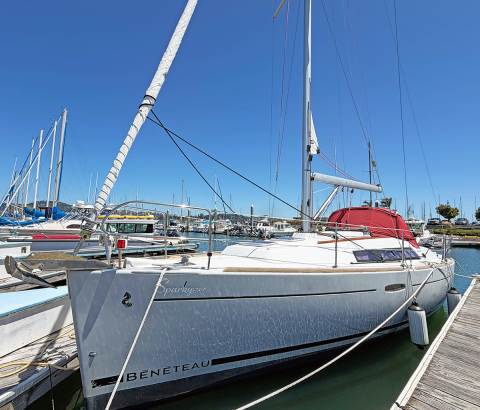 Image of a Beneteau Oceanis 31 named "Sparky," one of Modern Sailing Sausalito's newest vessels in the Clipper Yacht Harbor